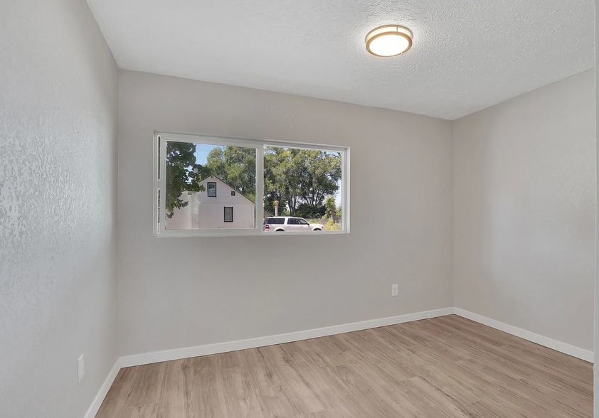 Building Photo - 924 3rd St