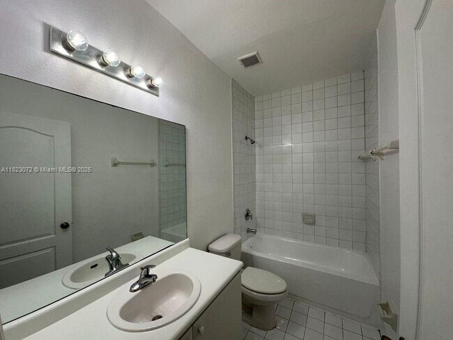 Building Photo - 1661 SE 29th Ct