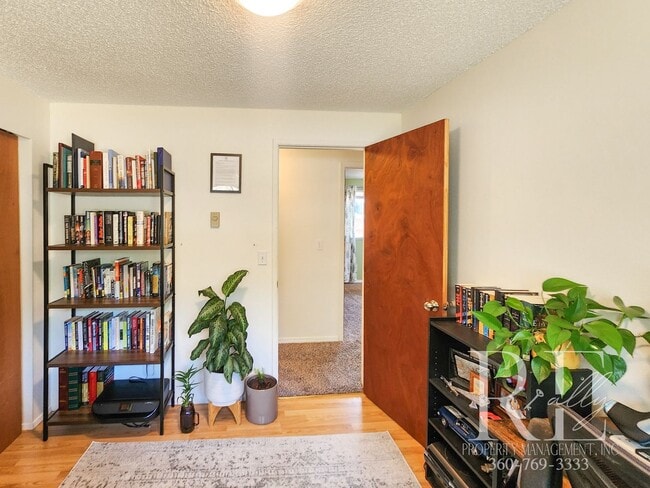 Building Photo - Earthy Warm and Inviting 3-Bd Rambler
