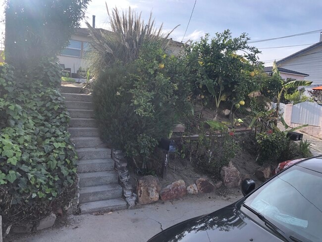 Front yard,2private parking spots,fruit trees - 125 Prospect S Ave