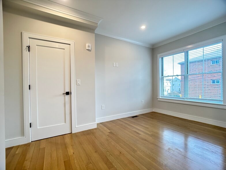 Building Photo - 17 Greylock Rd