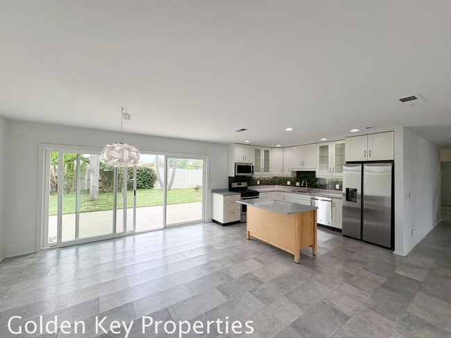 Building Photo - Welcome to this stunning 3-bedroom, 2-bath...