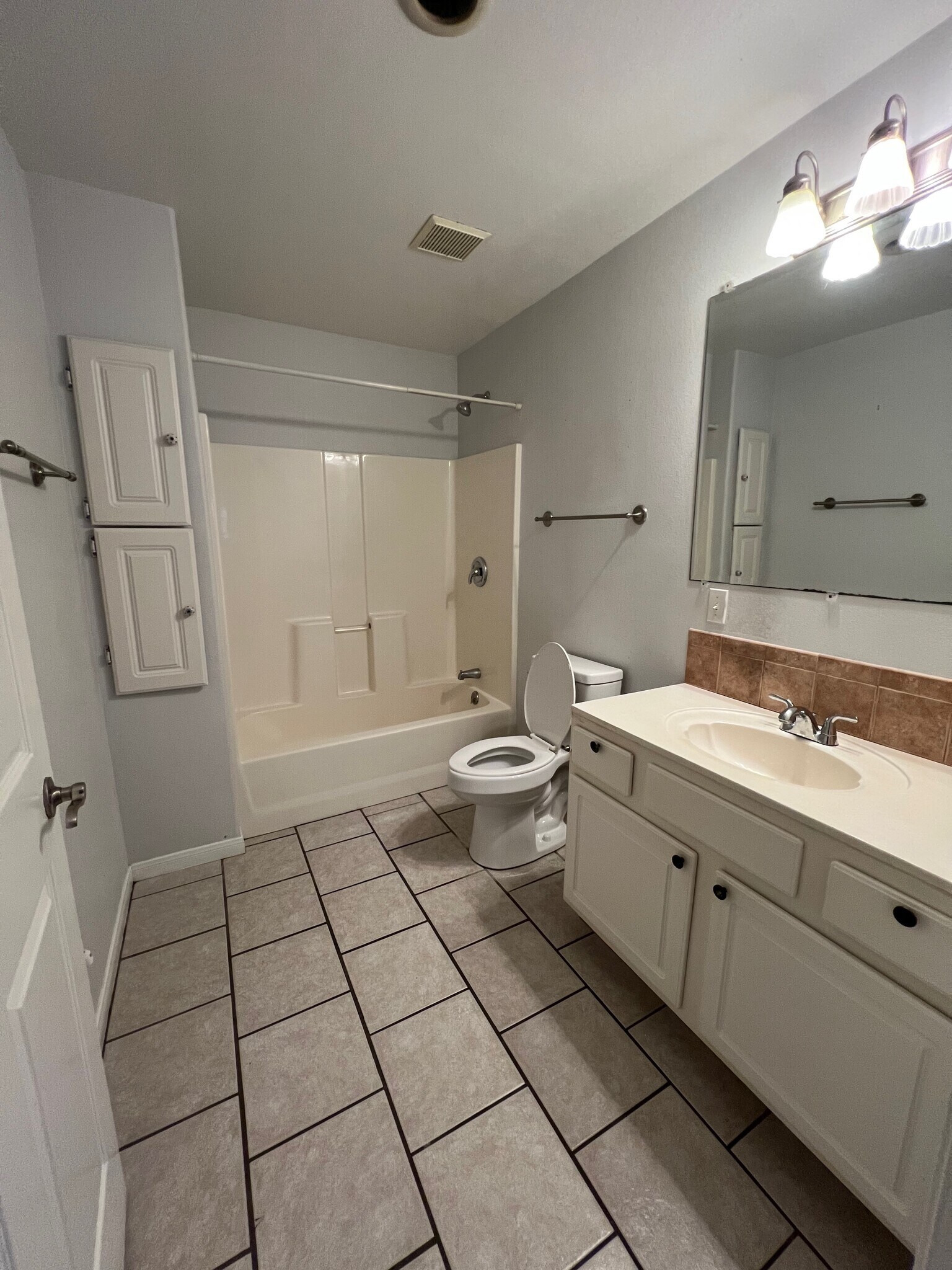 Guess bath - 1306 8th St