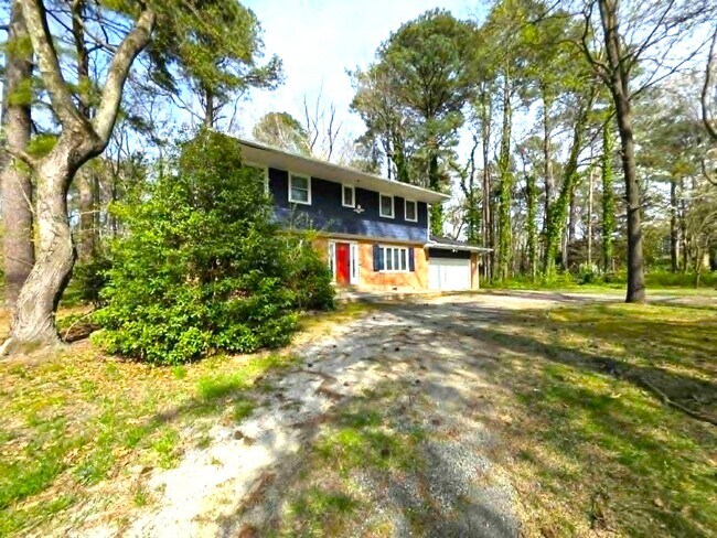 Building Photo - 8241 Robin Hood Dr