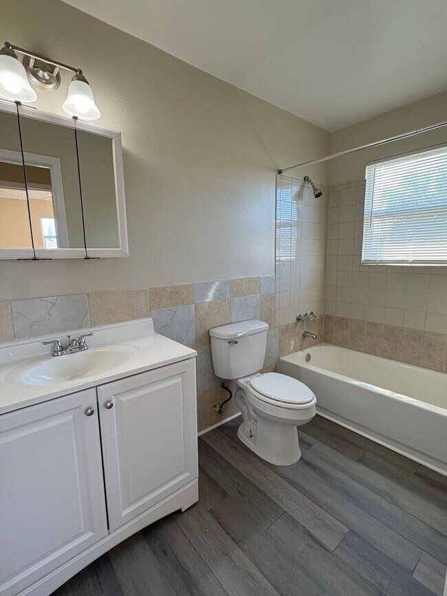 Building Photo - Recently renovated 3/1 House in Ft. Pierce