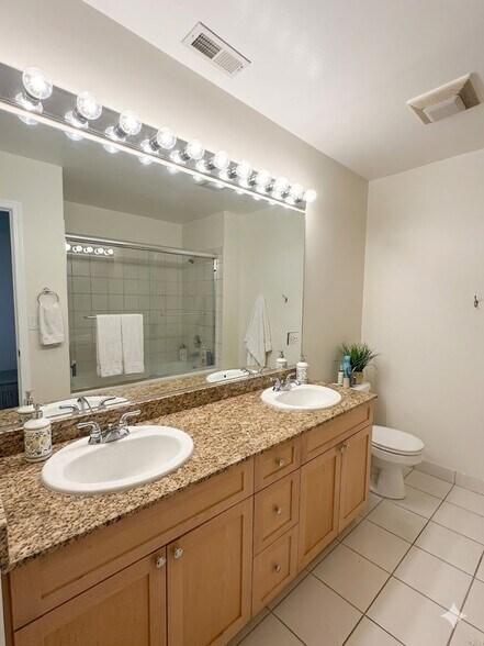 Building Photo - 1735 W Diversey Pkwy