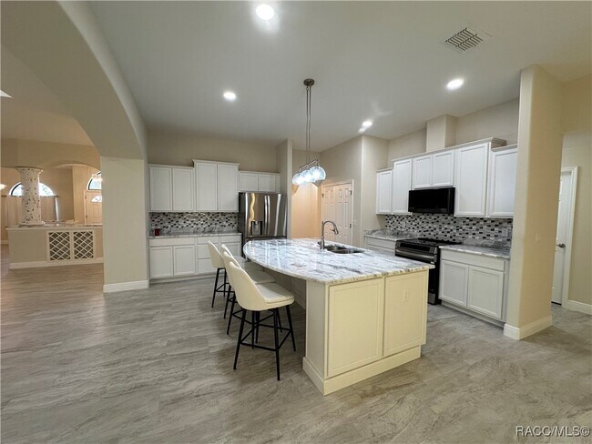 Building Photo - 5780 N Lena Dr