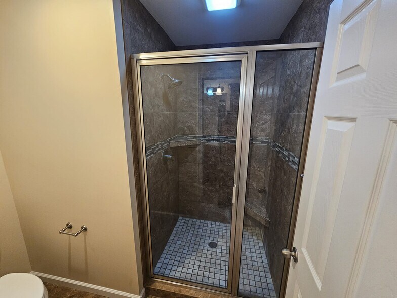 Master shower - 2647 Travelers Way