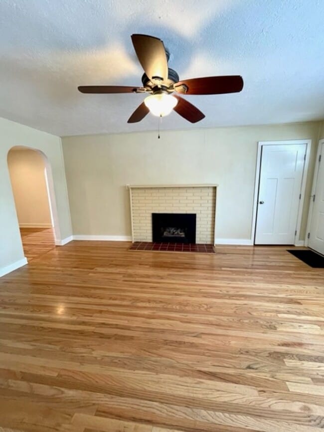 Building Photo - Wonderful Single Level Updated home with A/C!