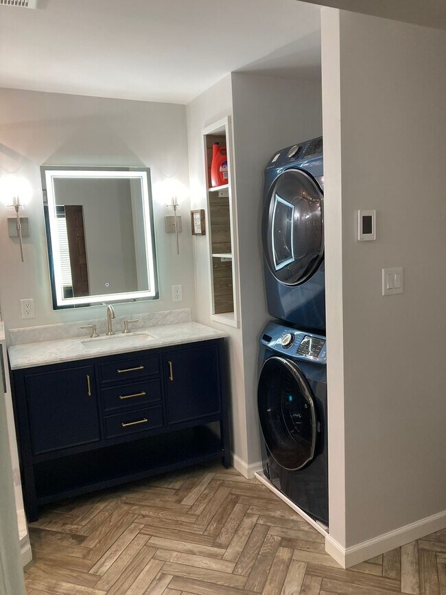 Building Photo - Heart's Desire End Unit Townhome 2700+ SqFt - Lowes Island