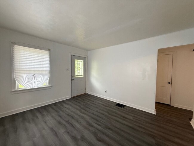 Building Photo - Freshly Renovated Bungalow in Home Park Area!