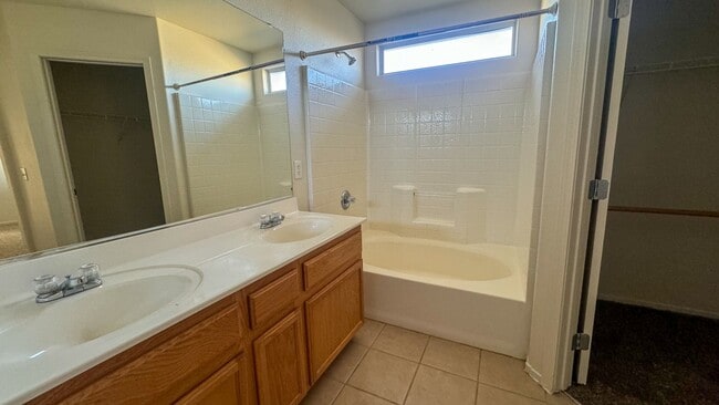 Building Photo - 3 bed, 2.5 bath, 1,746 sq ft home in southwest Las Vegas