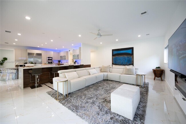 Building Photo - 7125 Los Pinos Blvd