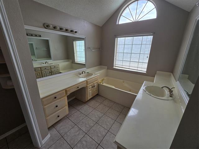 Building Photo - 2609 Classic Ct E