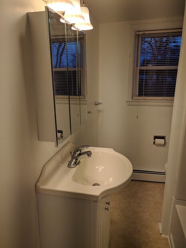 (30A) Bath1 - 30 Front St