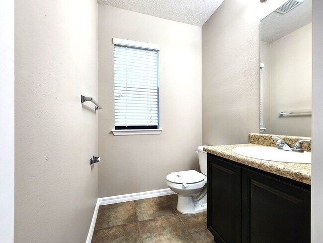 Building Photo - Beautiful Townhome; Open Floor Plan; New P...