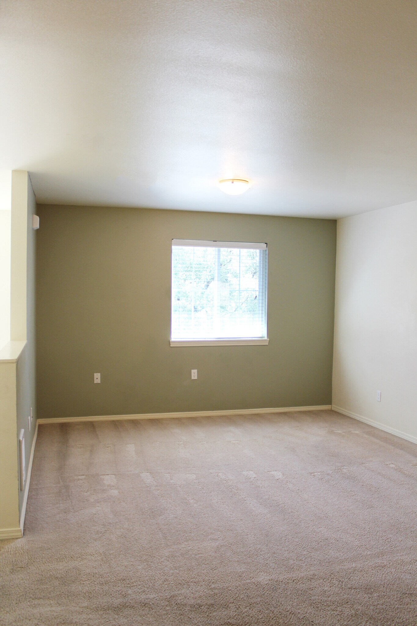 Building Photo - 423 NE Morton St