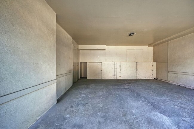 Building Photo - Beautifully Updated 2 Story Unit