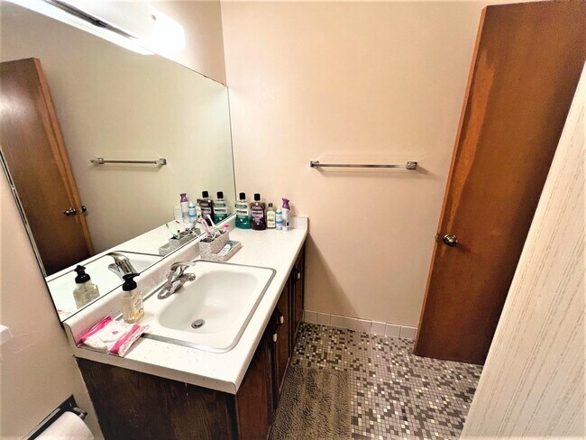 Building Photo - 318 Island Dr
