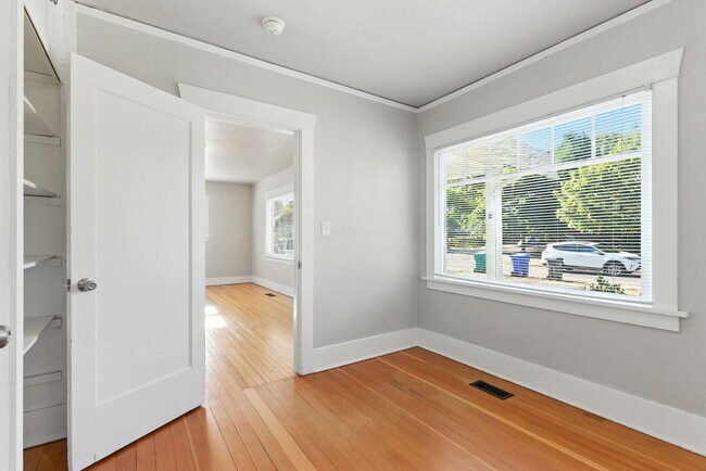 Building Photo - 3155 N Farragut St