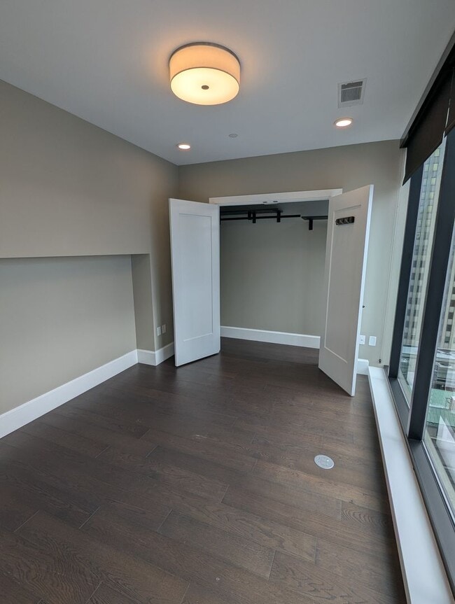 Building Photo - 1 Bedroom 1 Bathroom Condo in Downtown Pittsburgh