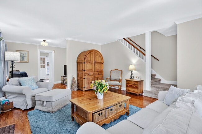 Building Photo - 21 Travers St