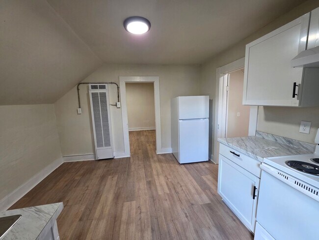 Building Photo - 124 S Lake St