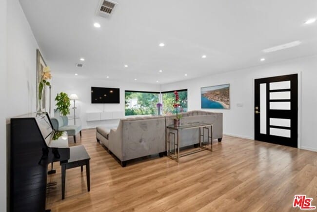 Building Photo - 10915 Ayres Ave