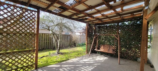 Building Photo - 3581 NE Hembree St