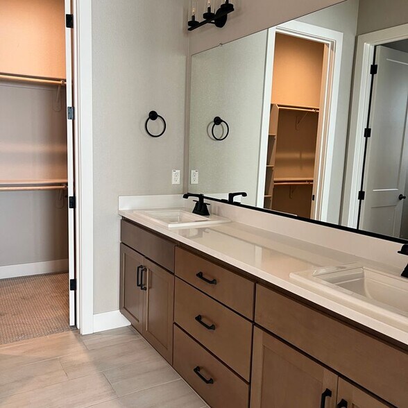Building Photo - 2557 Orinoco Pl
