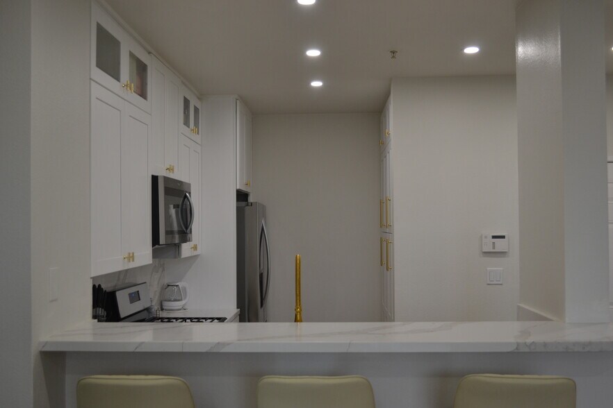 Building Photo - 6400 Crescent Park E