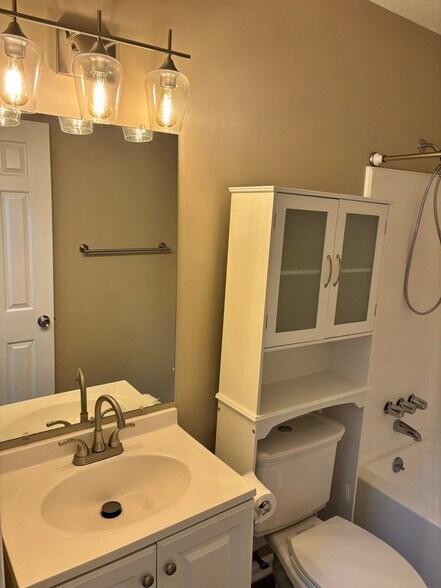 Building Photo - 548 Kenton Dr