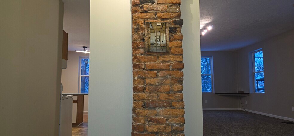 Building Photo - 484 Merchants Rd