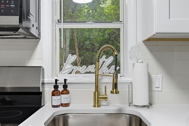 Building Photo - 250 Indale Ave