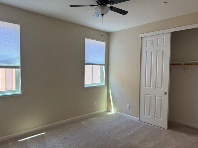Building Photo - Great location close to Kaiser Roseville