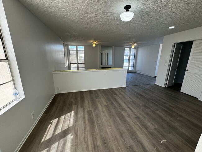 Building Photo - 3 BEDROOM 2 BATH, FIRST FLOOR UNIT