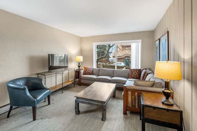 Building Photo - Downtown Anchorage Two Bedroom Two Bath (101)