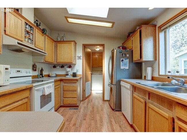 Building Photo - 1075 SE Castlewood Dr