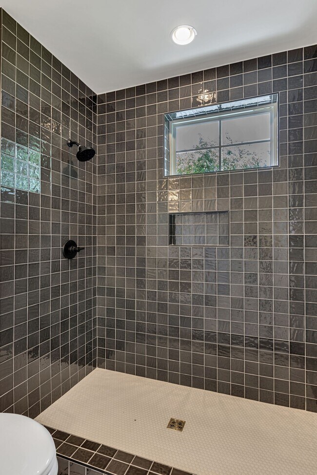 Building Photo - 660 Vernon Ave