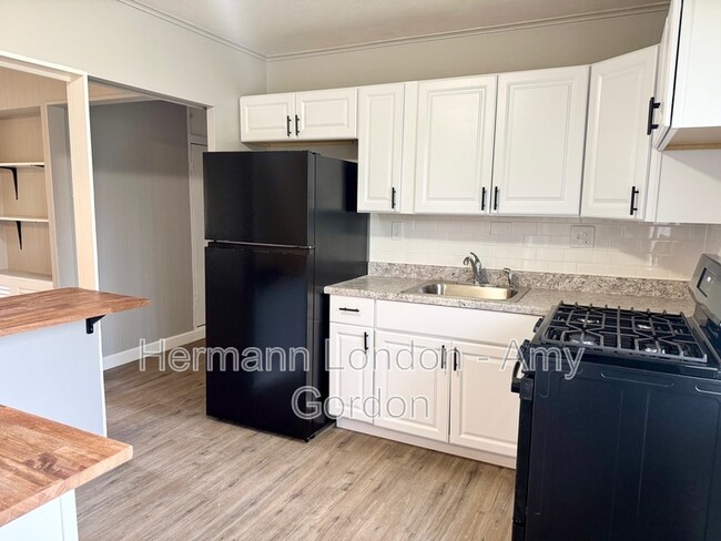 Building Photo - 2247 Lovett Dr