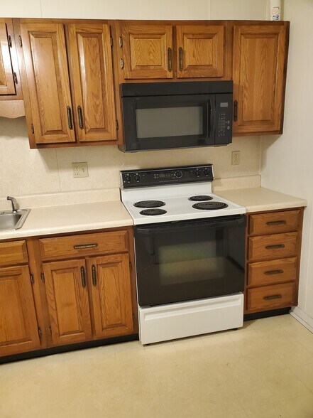 Kitchen stove and microwave - 507 W Mahoning St