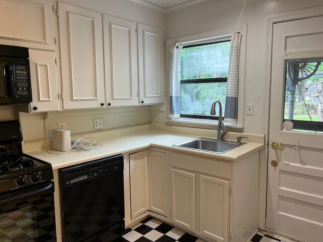 Building Photo - Charming 1950's midtown bungalow near 41st and Peoria