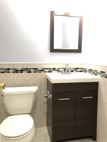 Second Bath - 3766 Persimmon Cir