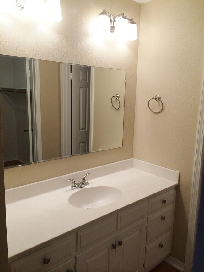 Building Photo - Charming 3 Bedroom in Flint! Coming Soon!