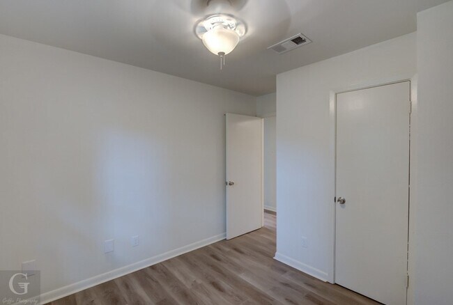 Building Photo - 9478 Poinsettia Dr