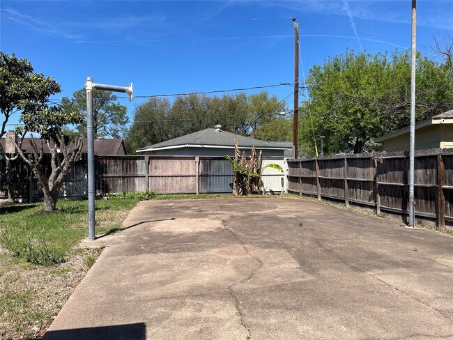 Building Photo - 8830 Sharpcrest St