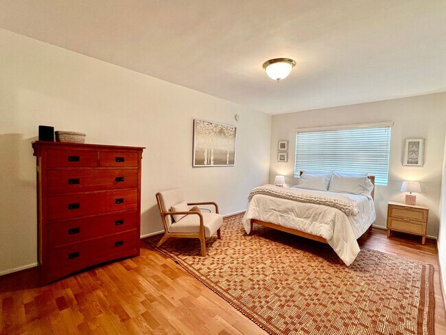 Building Photo - Beautifully Furnishee 2 bedroom, 2 bathroom Home