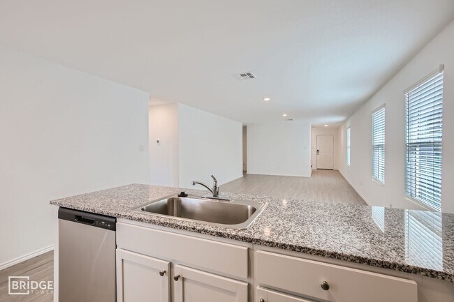 Building Photo - 2408 Lake Hls
