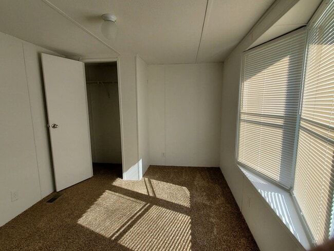 Building Photo - Ready to move in!