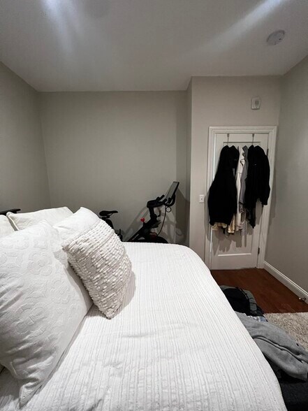 Building Photo - 323 Athens St